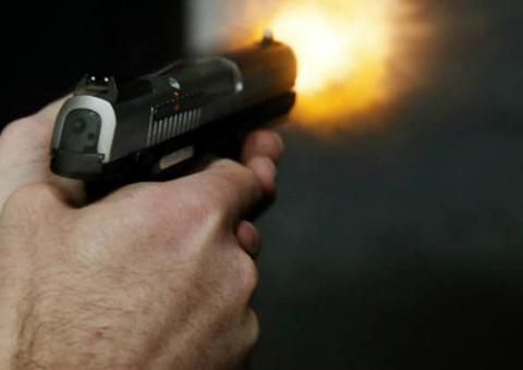 Acompanhado da esposa e filha, homem morre após ser alvejado na frente de casa no Amazonas