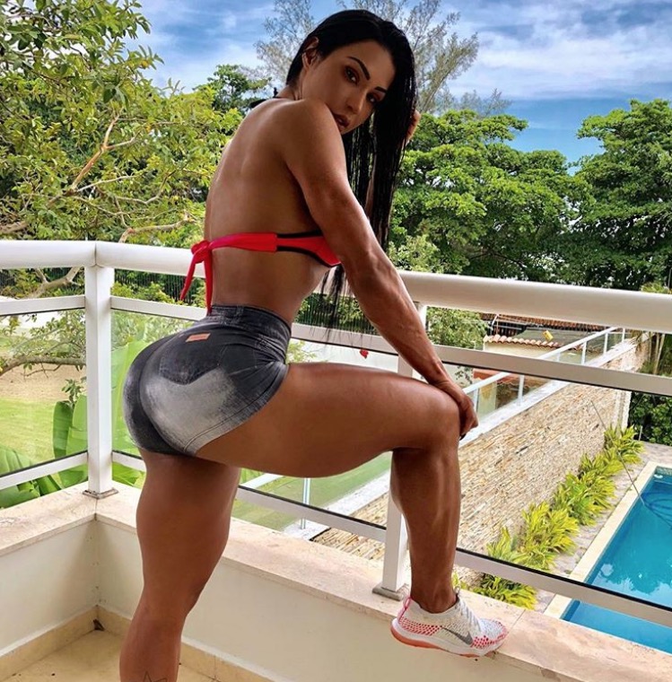 Gracyanne Barbosa revela que já fez ‘tour’ com mulher e prefere sexo a três