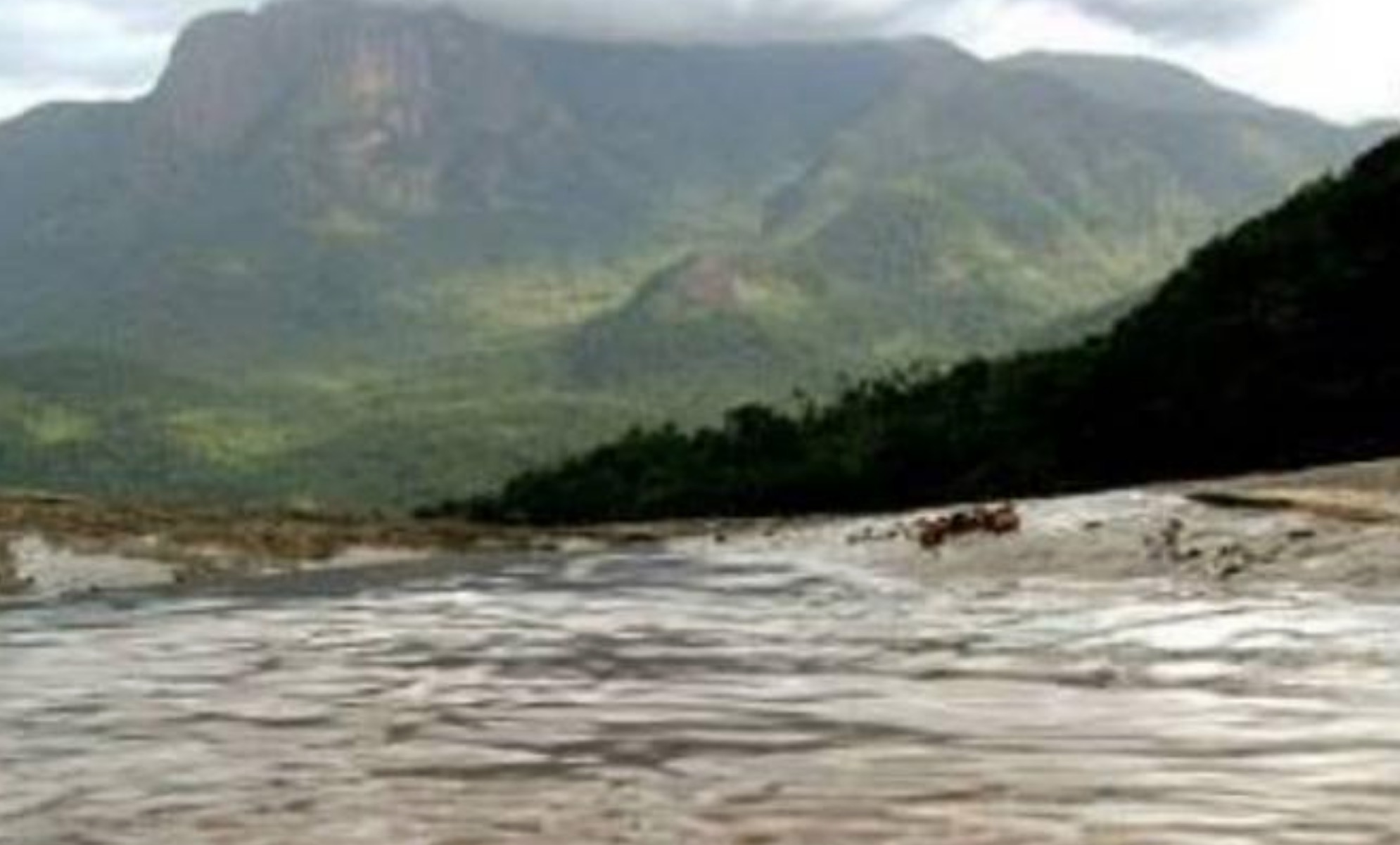Pai tenta salvar filho afogado e morre durante banho de rio