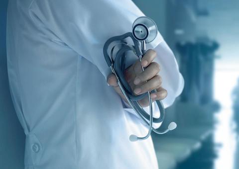 Iniciais em bolo entregam falso médico brasileiro que trabalhava em hospital na Argentina