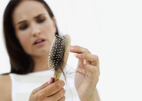 6 hábitos que você deve evitar para diminuir a queda de cabelo