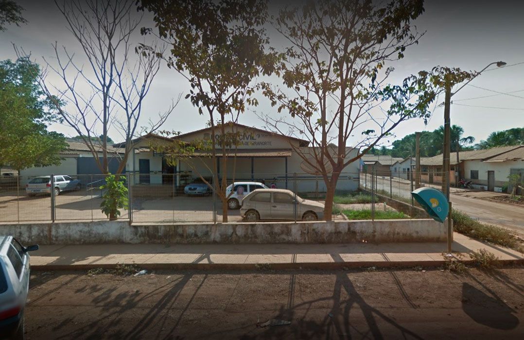 Detentos espancam agente penitenciário e fogem levando carro da polícia