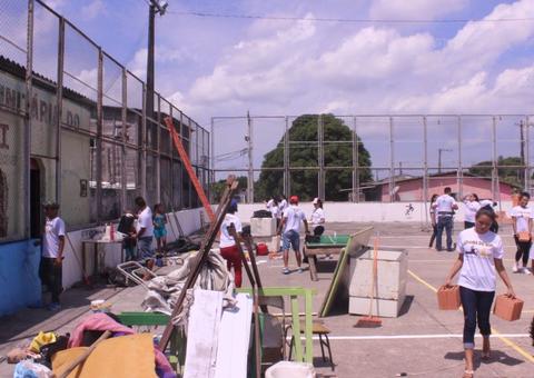 Grupo de voluntários reforma quadra esportiva e centro social em Manaus