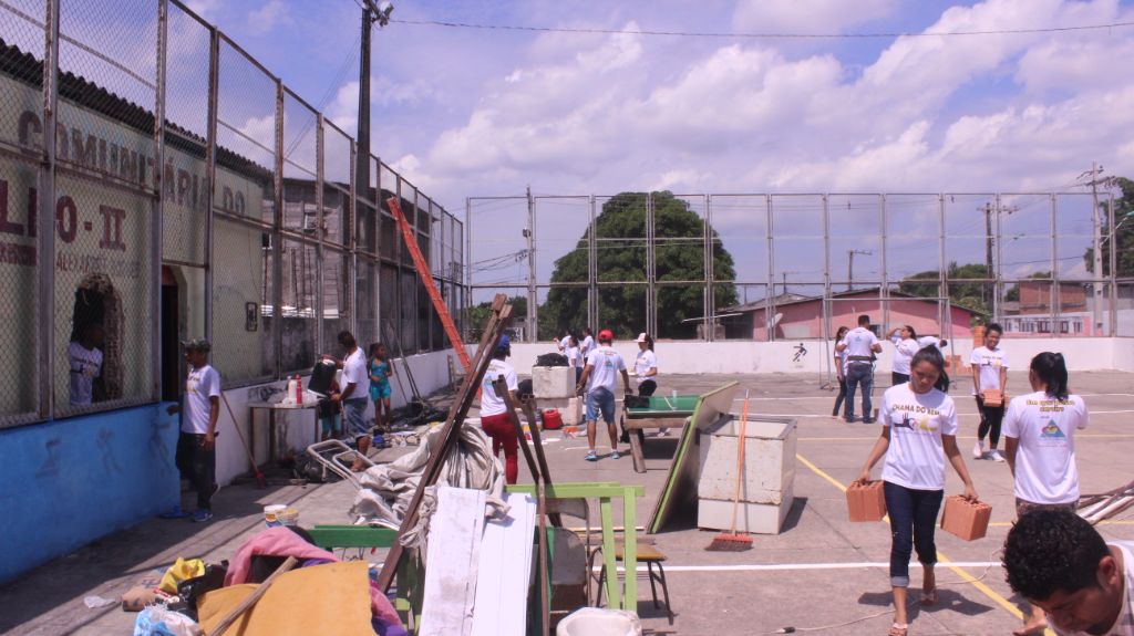 Grupo de voluntários reforma quadra esportiva e centro social em Manaus