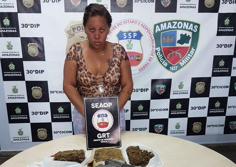 Polícia prende mulher com espingarda e 2,5 quilos de drogas em Manaus