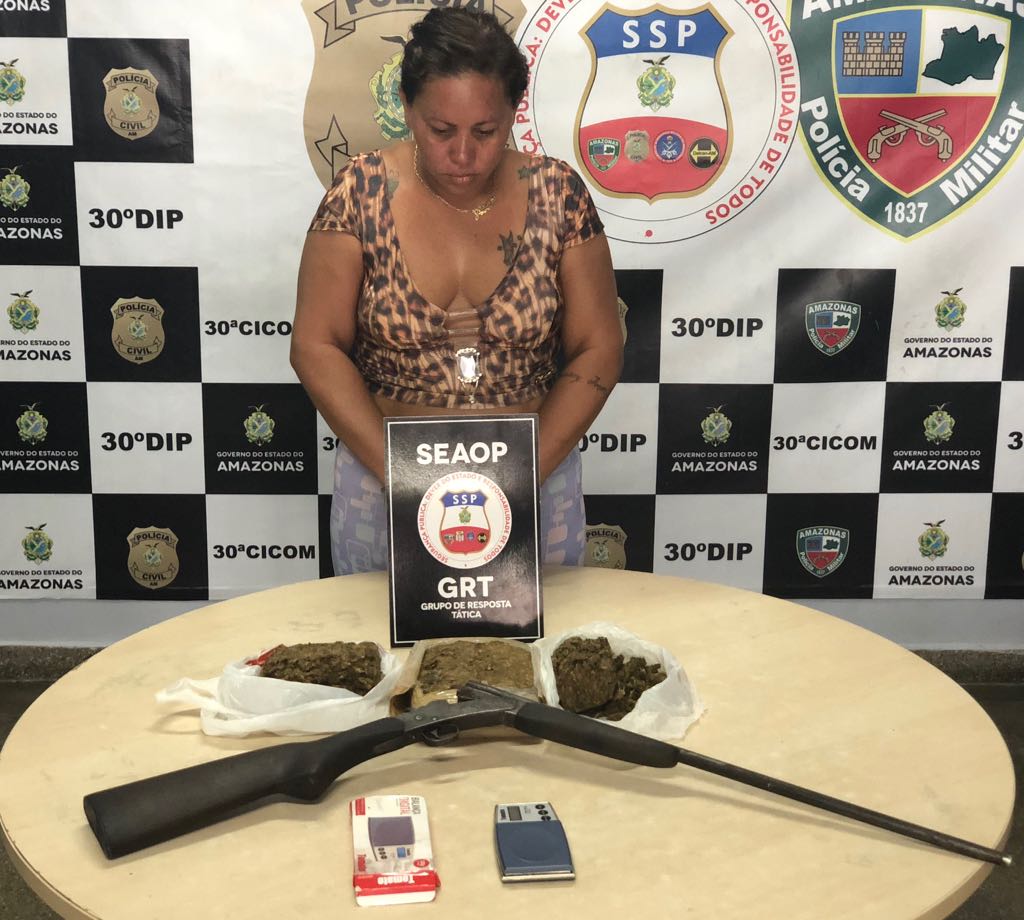 Polícia prende mulher com espingarda e 2,5 quilos de drogas em Manaus