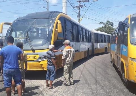 Mulher morre após ser atropelada e parar debaixo de ônibus em Manaus