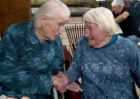  Gêmeas celebram 100 anos com roupas iguais em festa de aniversário