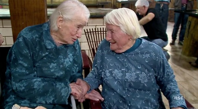  Gêmeas celebram 100 anos com roupas iguais em festa de aniversário