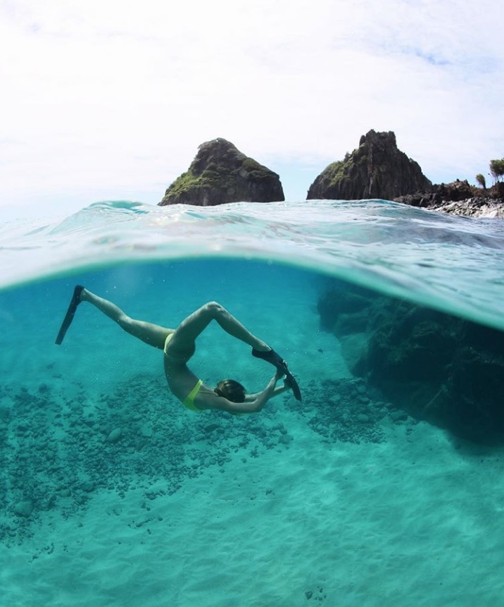 Sasha Meneghel impressiona com flexibilidade dentro do mar
