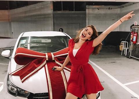 Ana Clara ostenta carrão que ganhou no BBB18