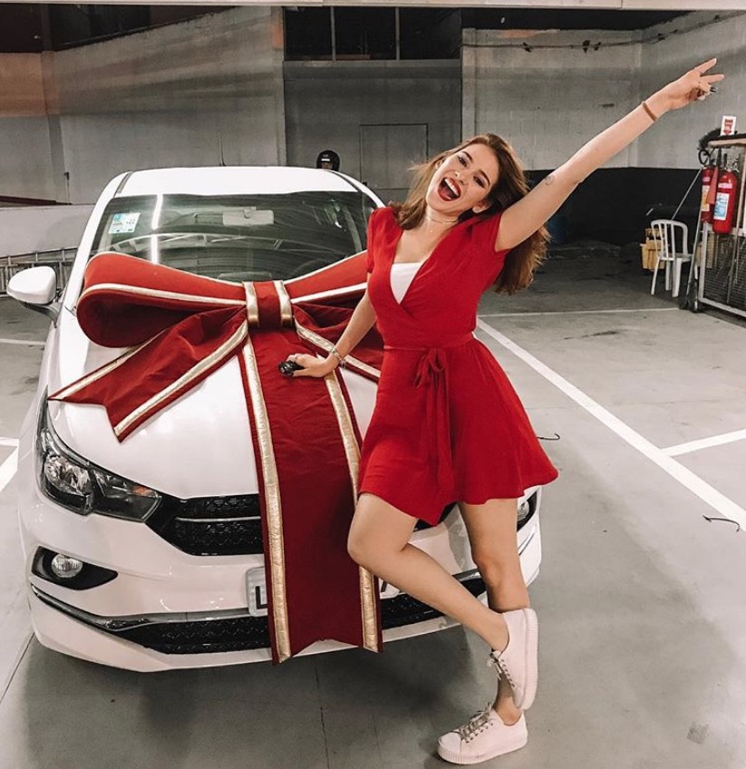 Ana Clara ostenta carrão que ganhou no BBB18