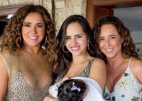 Daniela Mercury posa com irmã e impressiona com semelhança