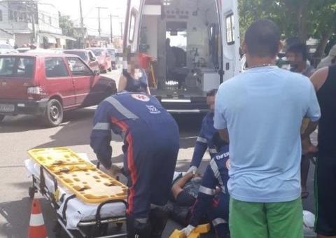 Jovem fica ferido durante acidente entre carro e motocicleta em Manaus