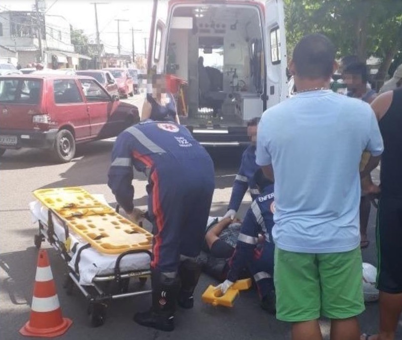 Jovem fica ferido durante acidente entre carro e motocicleta em Manaus