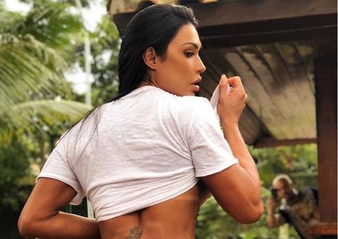 Gracyanne Barbosa impacta com close no bumbum de fio dental