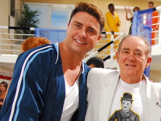 Ex turma do Didi, Marcelo Augusto comemora aniversário ao lado do namorado novinho