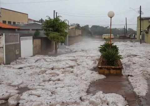 Chuva de granizo surpreende moradores após 40 dias de seca em São Paulo