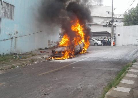Mãe percebe fumaça, tira bebê de carro e veículo pega fogo 