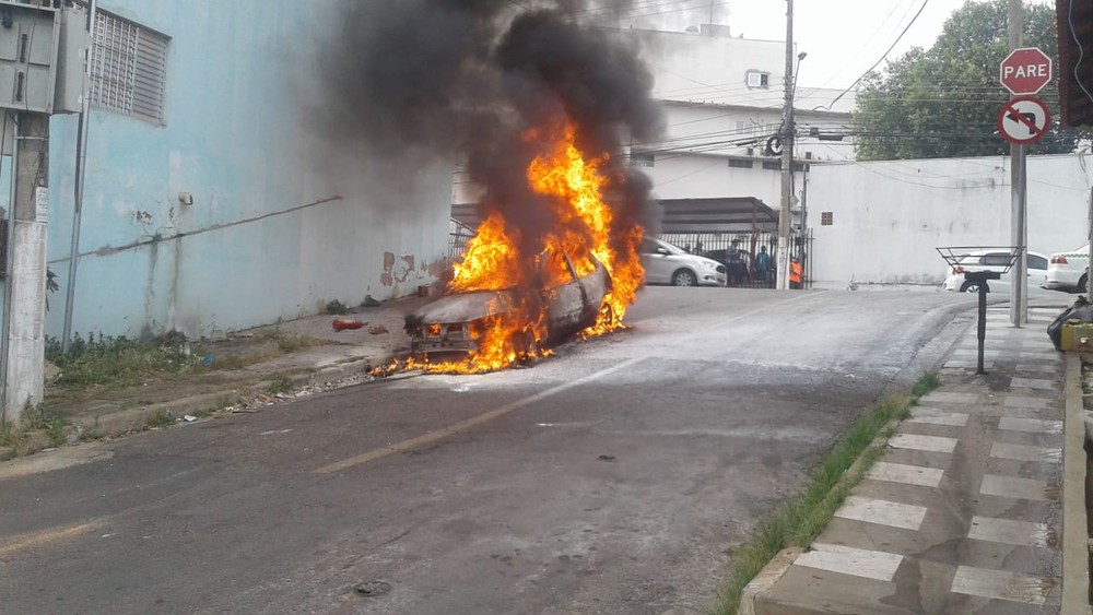 Mãe percebe fumaça, tira bebê de carro e veículo pega fogo 