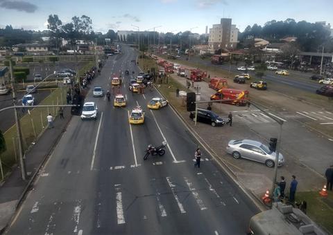 Carro da PM atropela e mata 2 em ponto de ônibus 