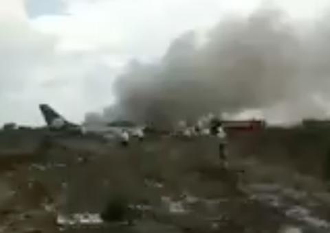 Avião com 100 passageiros cai em aeroporto no México