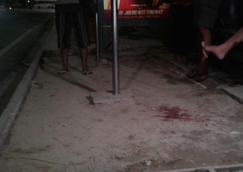 Homem é morto a tiros por assaltantes enquanto esperava ônibus em Manaus