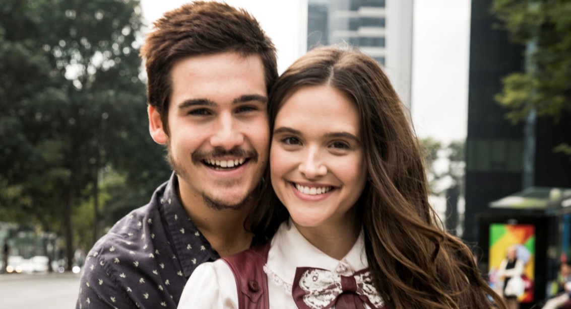  Com química forte, casal de nova novela das 19h vive romance na vida real