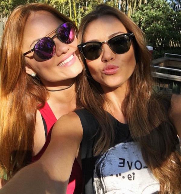 Irmã mais nova de Ellen Roche posa de topless e impressiona por sensualidade