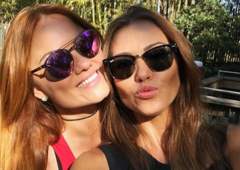 Irmã mais nova de Ellen Roche posa de topless e impressiona por sensualidade