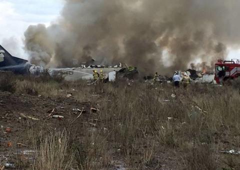 Após decolagem, avião com 103 pessoas cai no México