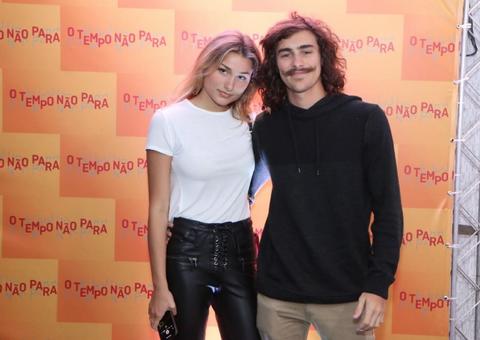 Sasha Meneghel troca beijos com namorado em saída de festa de novela 