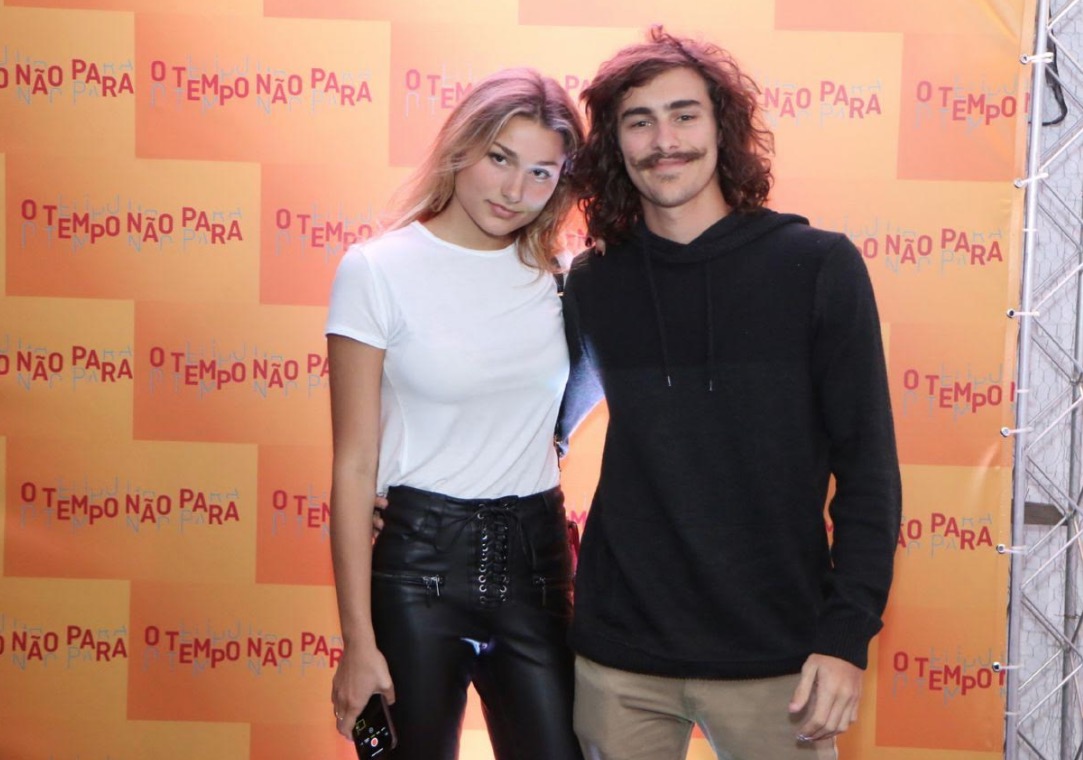 Sasha Meneghel troca beijos com namorado em saída de festa de novela 