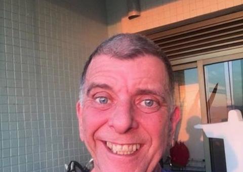 Mais magro, Jorge Fernando volta ao trabalho após AVC