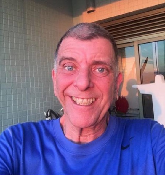 Mais magro, Jorge Fernando volta ao trabalho após AVC