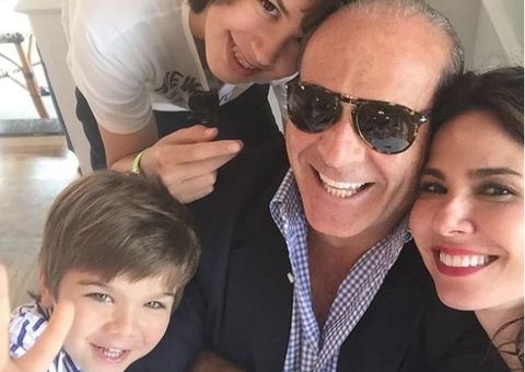 Recém-separada, Luciana Gimenez parabeniza ex-marido com foto em família