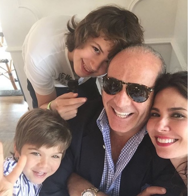 Recém-separada, Luciana Gimenez parabeniza ex-marido com foto em família