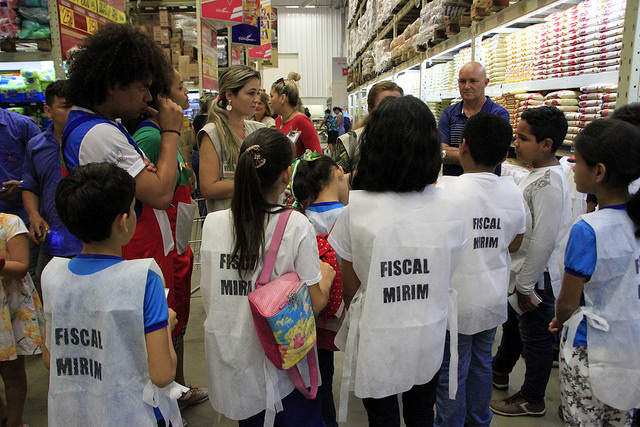 Vigilância Sanitária ensina crianças a fiscalizar alimentos em supermercado de Manaus