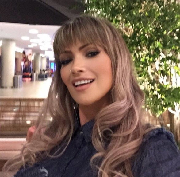 De topless, ex-bbb Fani exibe cinturinha após perder 20kg