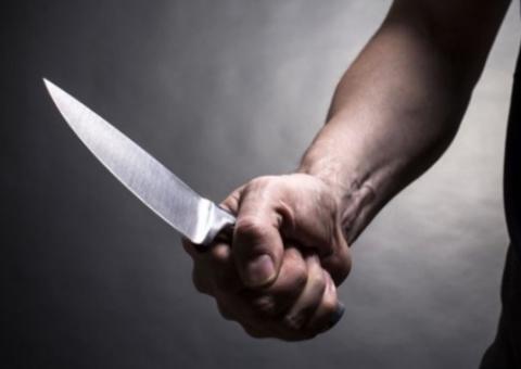 Homem confessa ter matado própria mãe a facadas e marteladas