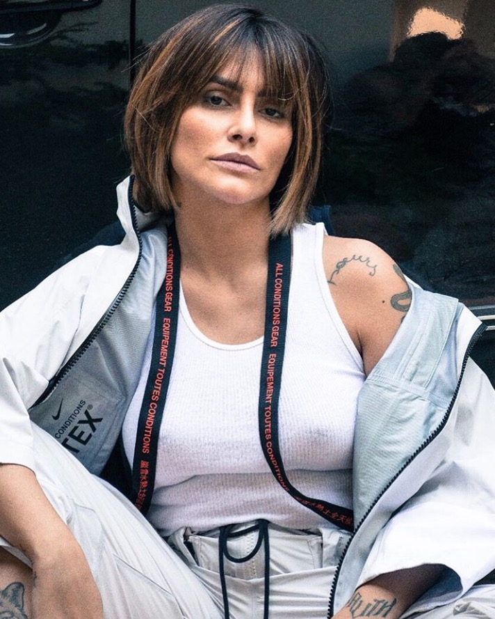 Cleo Pires posa com mamilo à mostra em camisa transparente