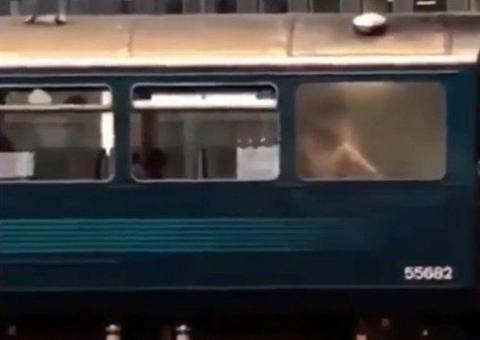 Janela embaçada revela casal fazendo sexo dentro de trem