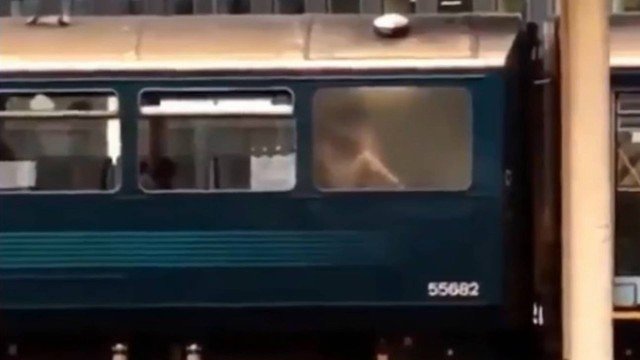 Janela embaçada revela casal fazendo sexo dentro de trem