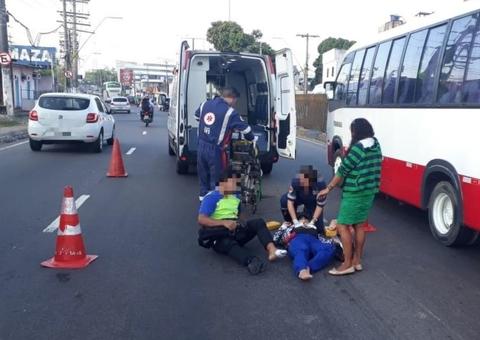 Em Manaus, dois homens ficam feridos após pneu de motocicleta estourar no meio de avenida