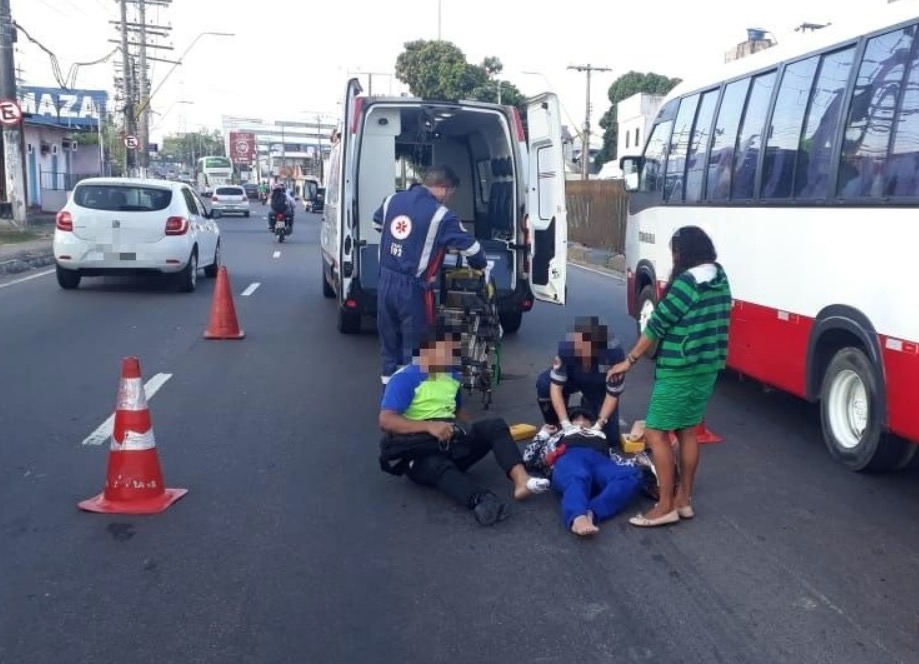 Em Manaus, dois homens ficam feridos após pneu de motocicleta estourar no meio de avenida