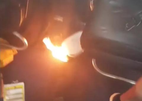 Celular pega fogo dentro de avião e causa pânico entre passageiros