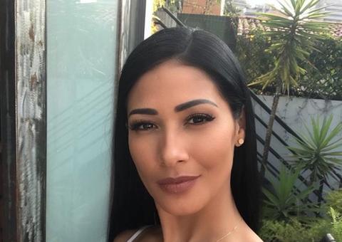 Simaria posa de topless nas Ilhas Maldivas