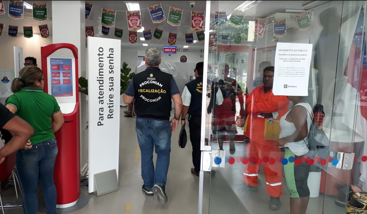 Duas agências bancárias são multadas por não cumprir lei da fila em Manaus