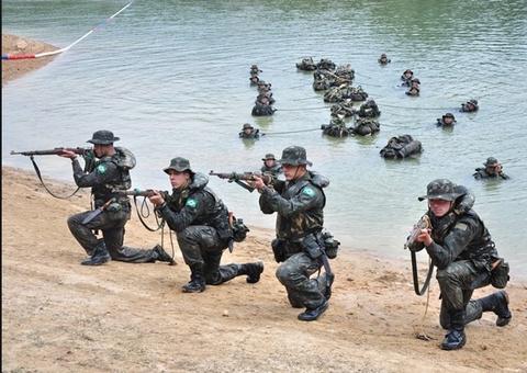 Durante exercício militar embarcação afunda e cadete desaparece