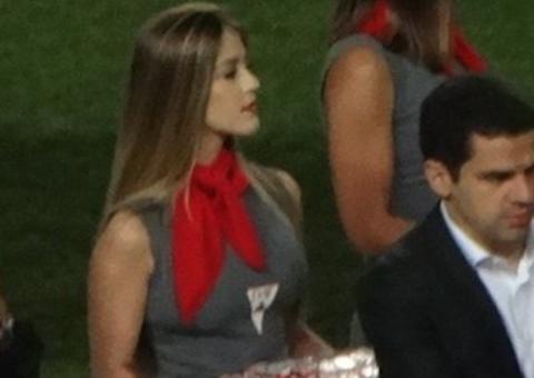 Jogador se apaixona por loira misteriosa em partida e oferece prêmio para achá-la